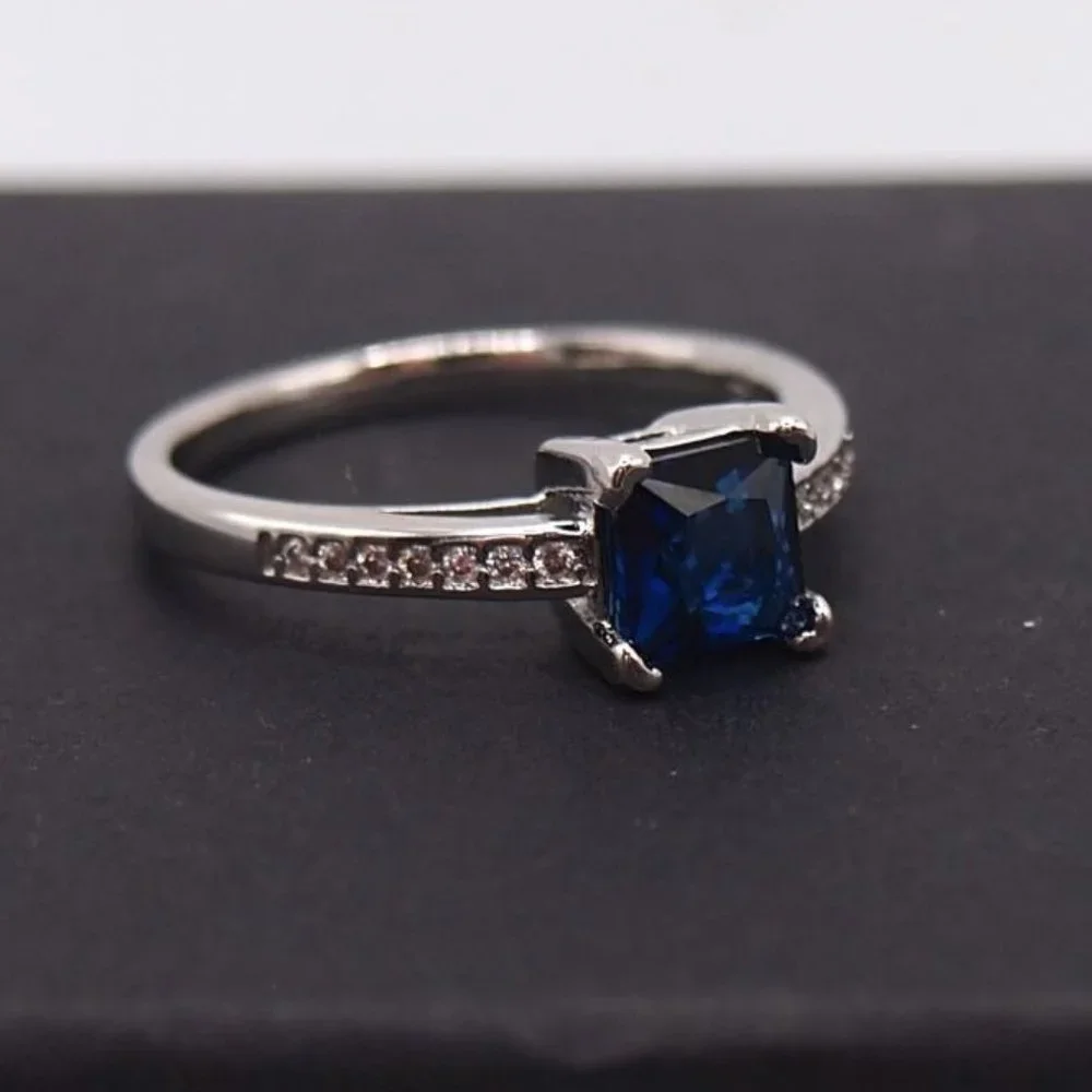 Brilliant Ladies Sapphire Blue Princess Cut 1.00ctw Ring